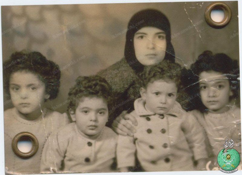 ملف:السيدة-مريم-الخالدي-زوجة-عبدالمنعم-عبدالرؤوف-وأولاده-الاربعه.jpg
