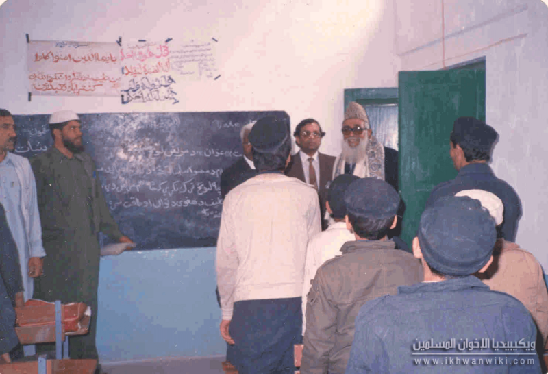 ملف:الأستاذ-أبو-النصرفى-احدى-المدارس-اثناء-زيارة-باكستان.png