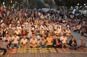 صلاة التراويح في تركيا.jpg